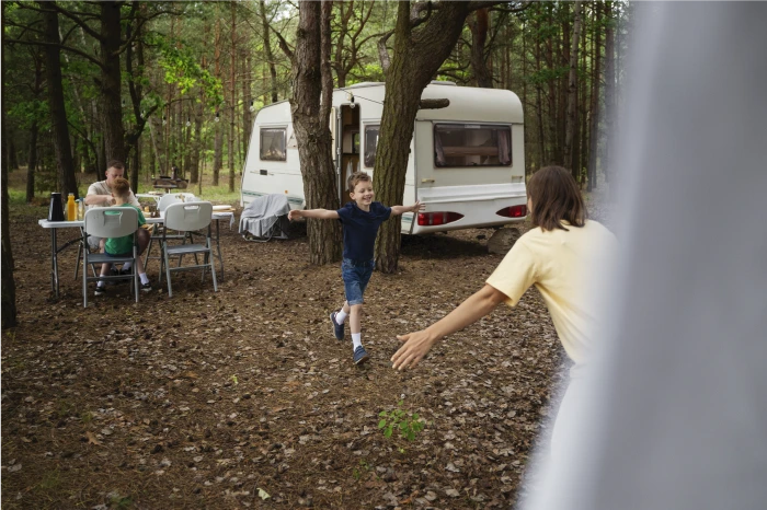 Una familia disfrutando de una acampada en caravana.